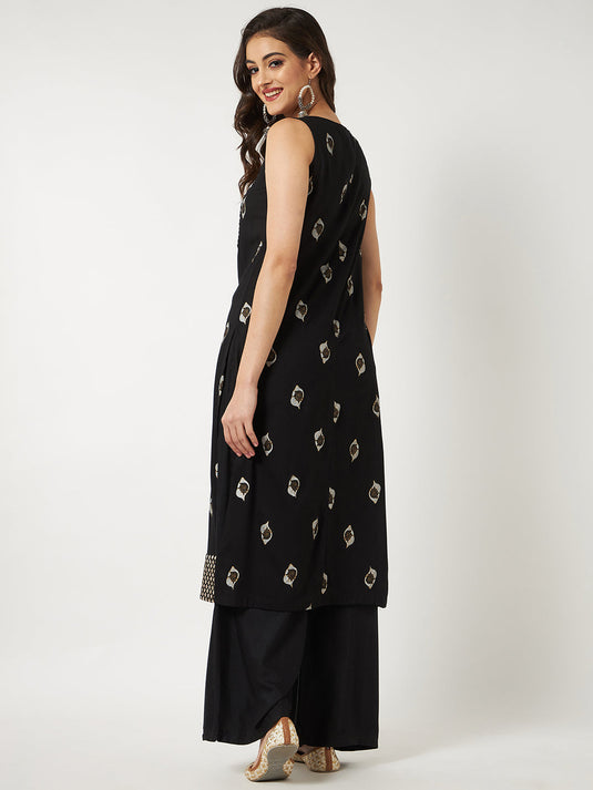 Sleeveless Kurta With Brocade Yoke