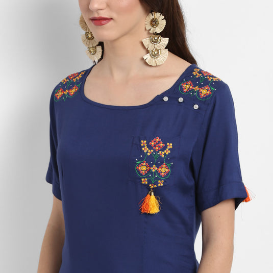 Pannkh Women's Straight Fit Embroidered Kurta