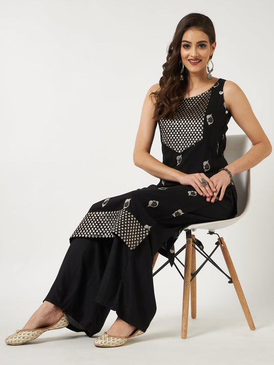 Sleeveless Kurta With Brocade Yoke